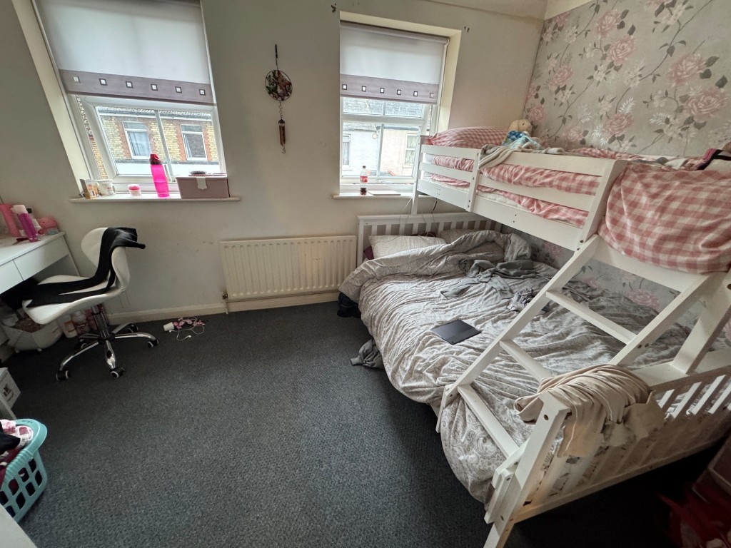 Lot: 16 - FREEHOLD MODERN TERRACE HOUSE FOR INVESTMENT - Bedroom 2